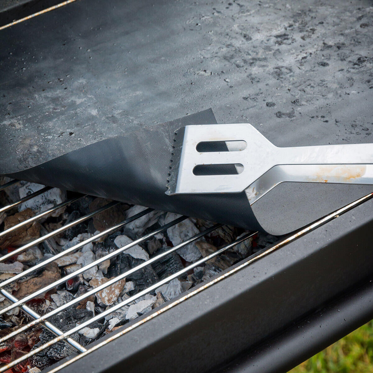 BakeShield Pro™ – Esterillas Reutilizables Antiadherentes para Horno y BBQ