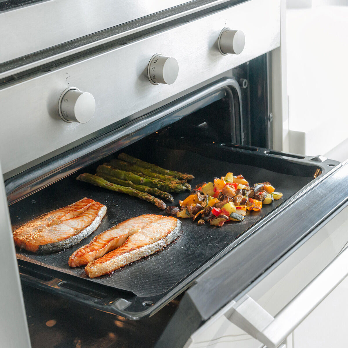 BakeShield Pro™ – Esterillas Reutilizables Antiadherentes para Horno y BBQ